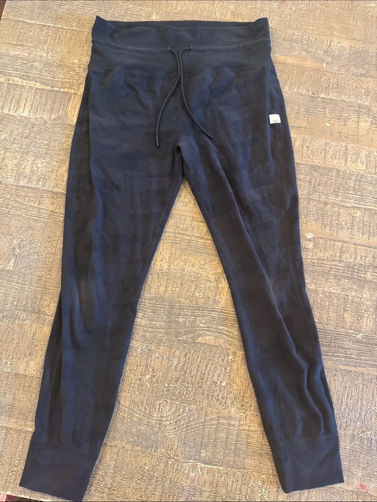 Vuori Pants - Vuori daily form leggings in black camo.